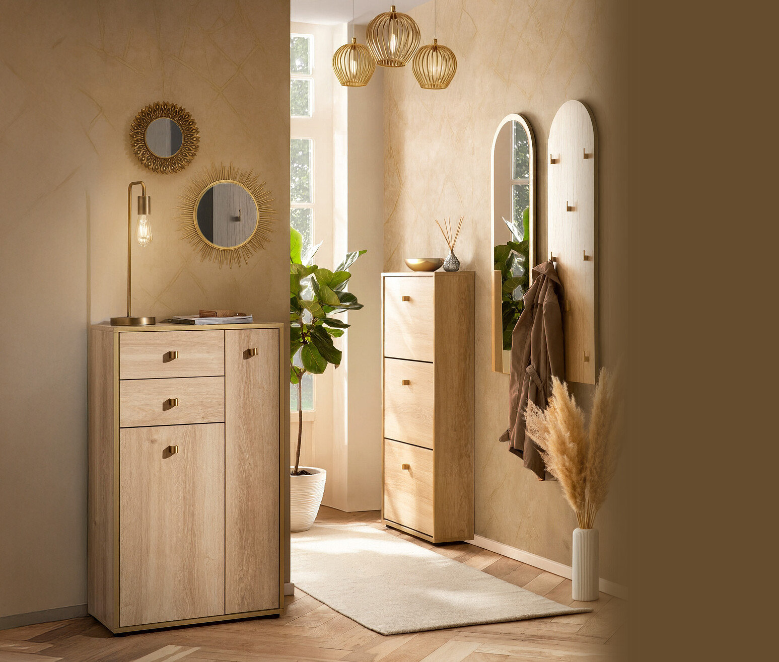 Flur mit dem Highboard »Flora« links, Schuhschrank rechts, Spiegel und Garderobe an der Wand.