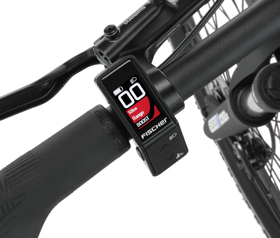 Nahaufnahme des Lenkers eines FISCHER Trekking-E-Bikes TERRA 2.2 ACTIVE mit Trapez Rahmen, der einen schwarzen Griff und ein Display zeigt, das 53 km Reichweite anzeigt.