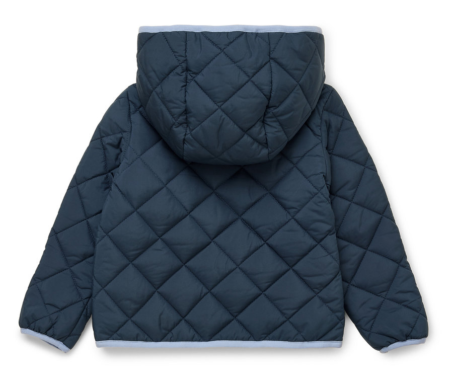 Rückansicht einer marineblauen Steppjacke mit Kapuze und hellblauem Saum.