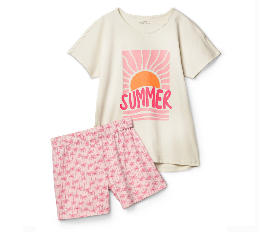 Ein beiges T-Shirt mit dem Aufdruck "Summer" und rosa Palmen-Shorts liegen auf einem weißen Hintergrund.