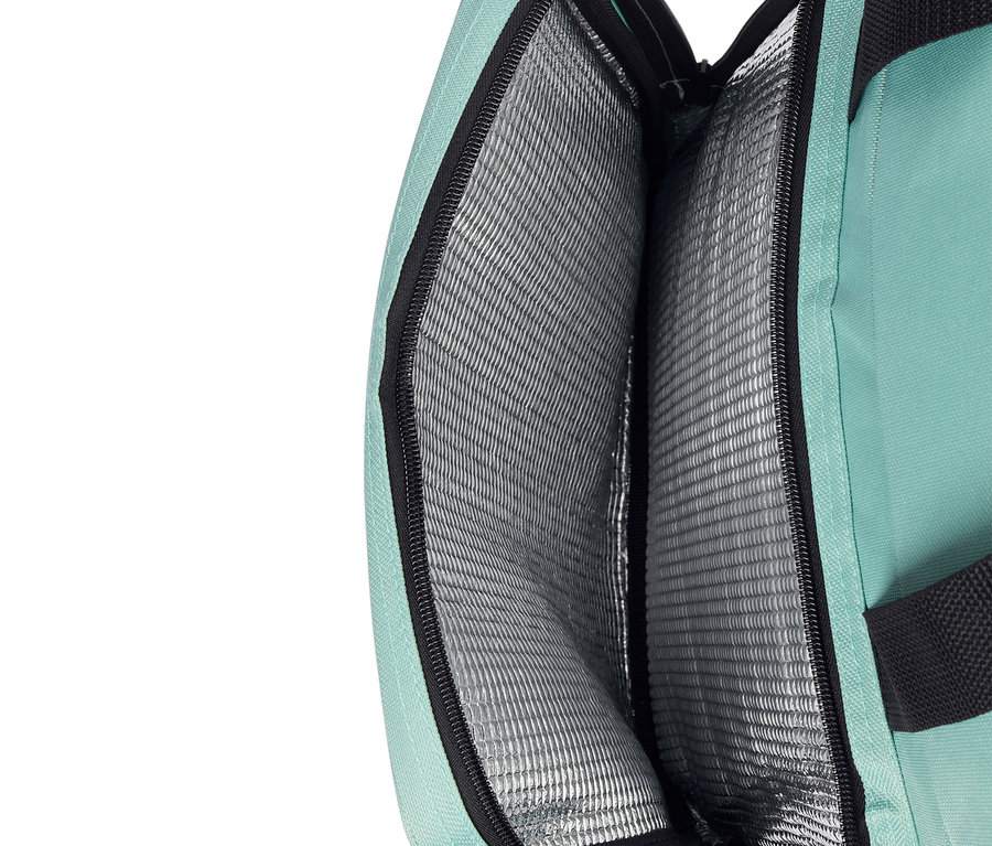 Geöffnete, hellblaue Kühltasche mit schwarzem Reißverschluss und silberner Isolierung.