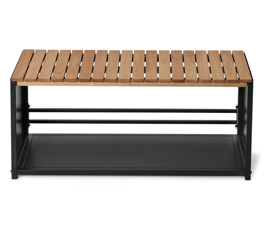 Eine Bank mit einer Sitzfläche aus hellem Holz und einem schwarzen Metallgestell mit einer Ablage.