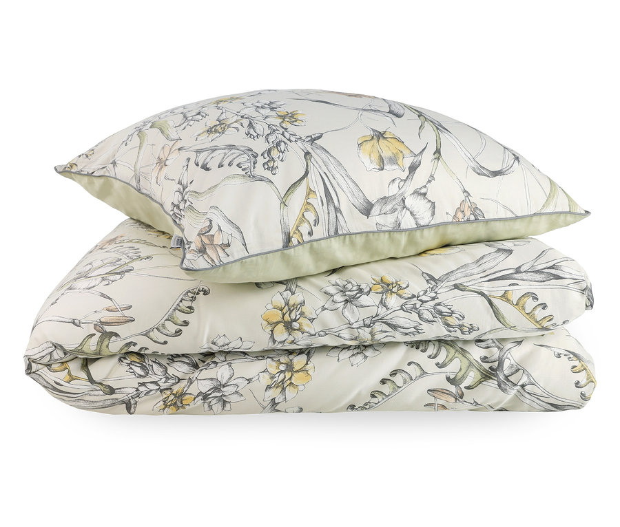 SCHÖNER WOHNEN-Kollektion Bettwäsche »LOVELY«: Ein Kissen und eine gefaltete Bettdecke mit floralem Muster in Gelb, Grau und Grün auf hellem Grund.