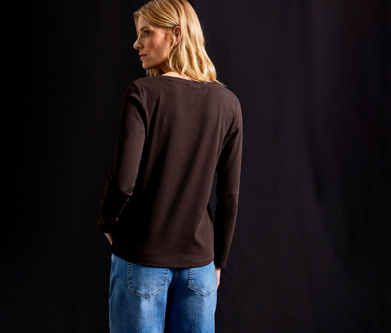 Blonde Frau trägt ein braunes Street One Rippshirt.