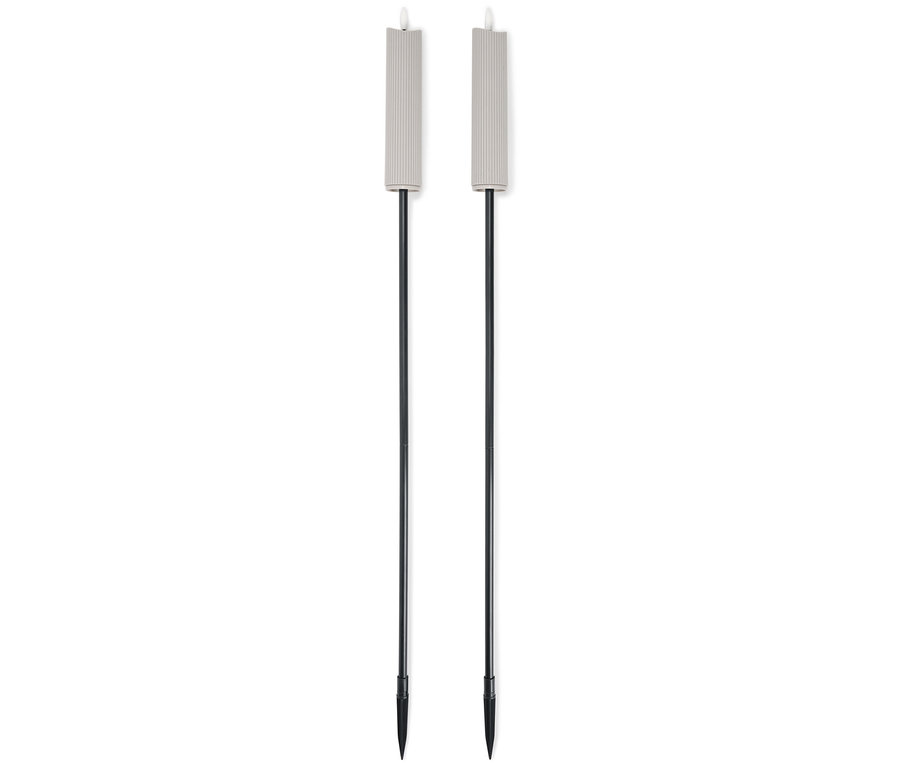 Zwei beige Gartenfackeln mit schwarzen Stielen stehen nebeneinander vor einem weißen Hintergrund.