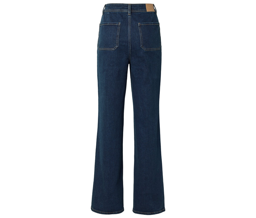 Rückansicht einer ausgestellten, dunkelblauen Jeans mit Taschen.