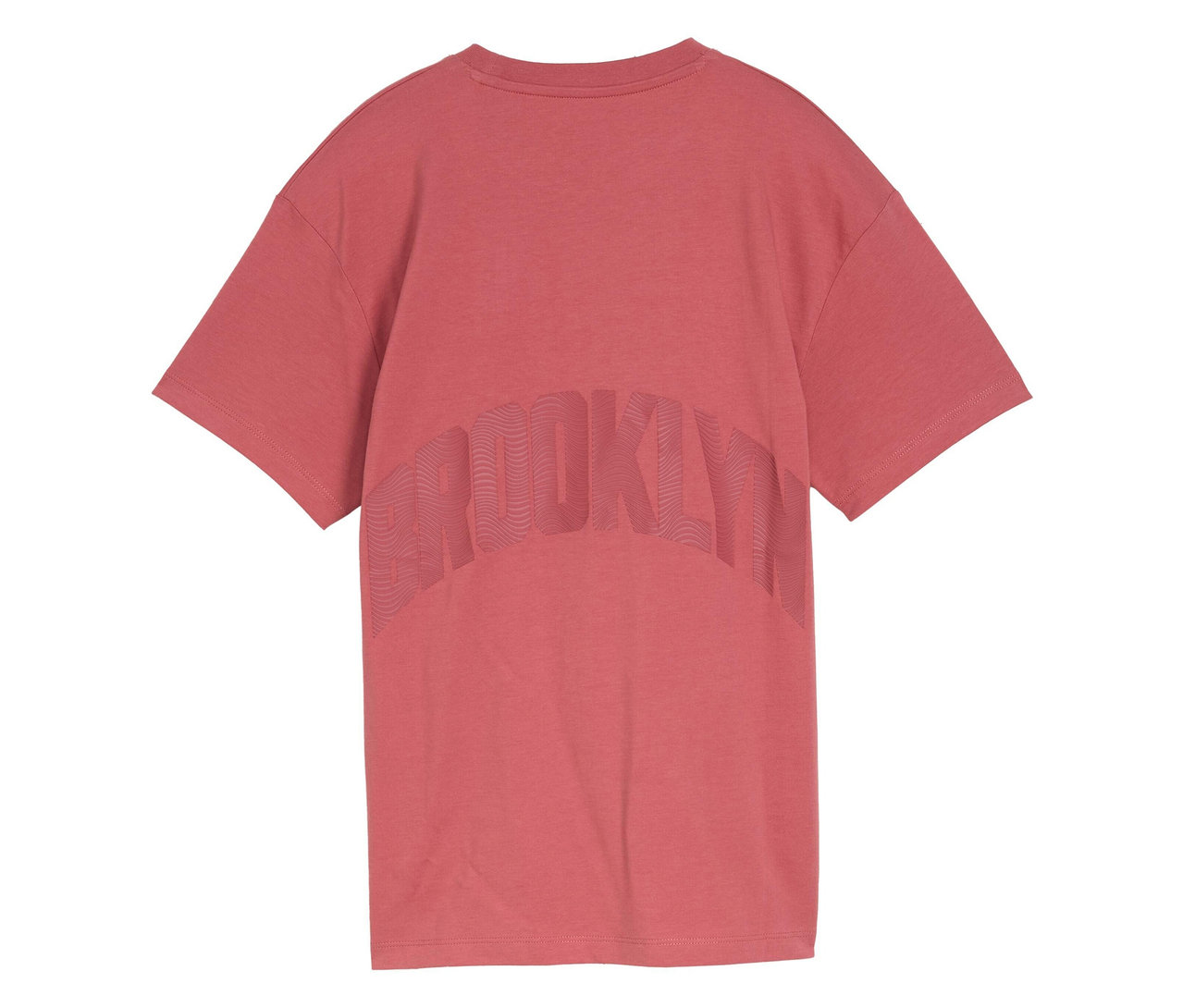 Nahaufnahme eines rosafarbenen T-Shirts mit dem Aufdruck „BROOKLYN“ auf der Rückseite.