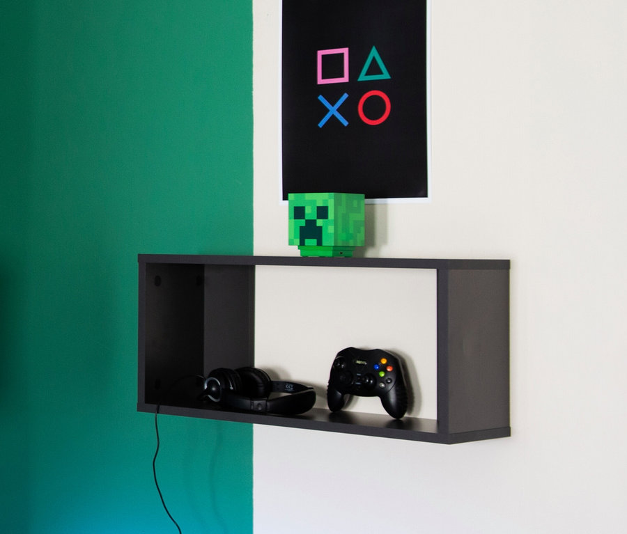 An einer Wand hängt ein Roba Wandregal »Marvin«, 60 cm, darauf liegen Kopfhörer und ein Controller.