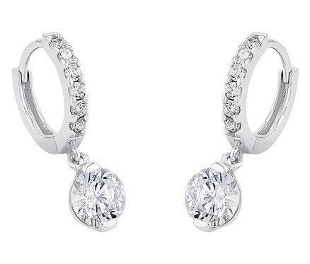 Nahaufnahme von Amor Ohrschmuck mit Herz-Motiv, silberfarben, mit Zirkonia.