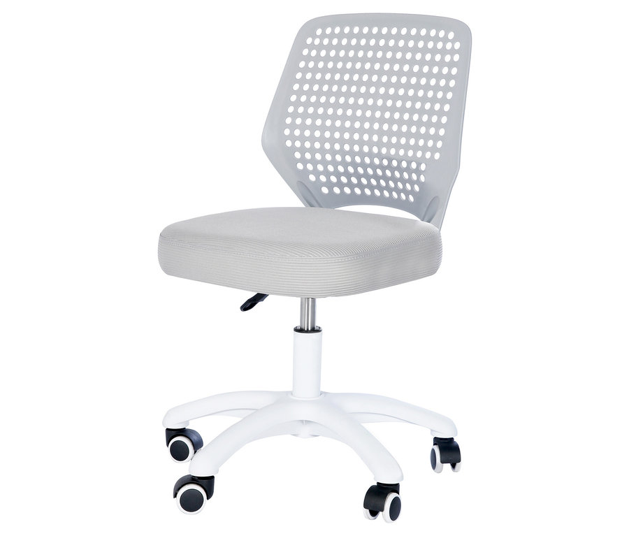Ein grauer Bürostuhl mit Rollen, weißem Gestell, gepolstertem Sitz und gelöcherter Rückenlehne steht vor einem weißen Hintergrund.