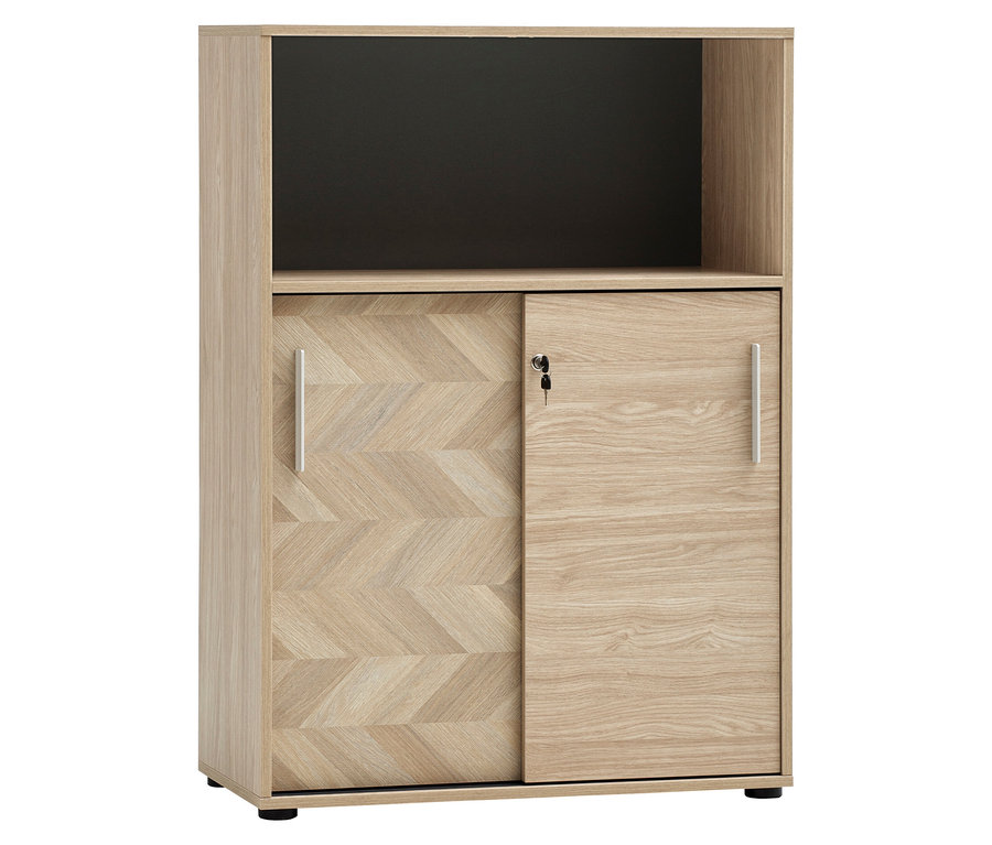 Ein heller Holzschrank mit offenem Regal oben und zwei Schiebetüren unten, eine davon mit Fischgrätenmuster und einem Schlüssel.