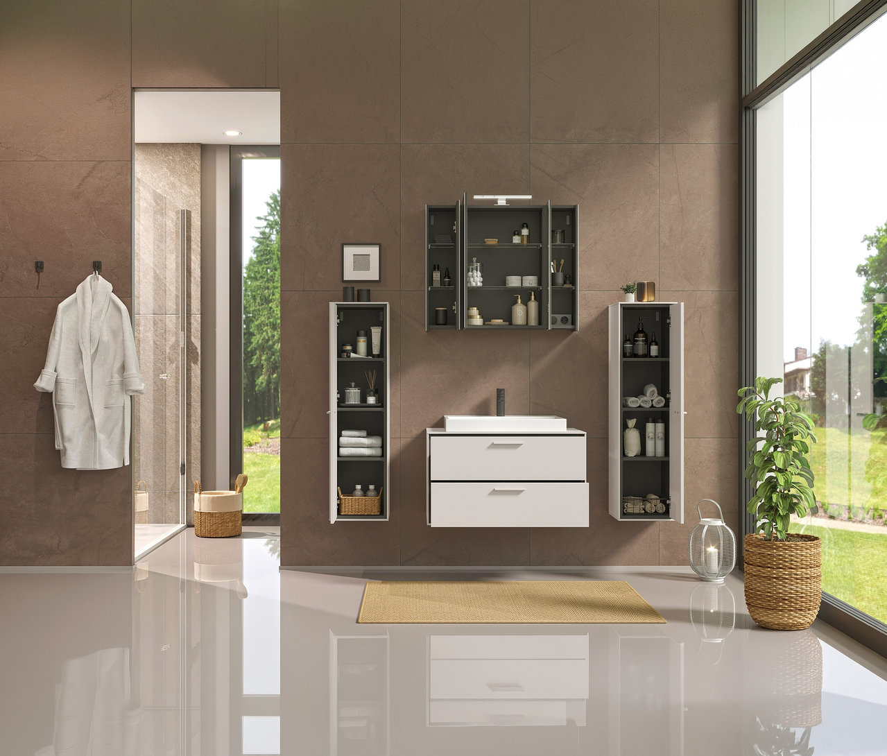 Modernes Badezimmer mit Waschbeckenunterschrank, Spiegelschrank und Hochschränken an brauner Wand. Bademantel hängt an der Wand.