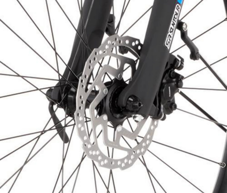 Nahaufnahme vom Vorderrad eines FISCHER Trekking E-Bike VIATOR 2.1 ACTIVE mit Diamant-Rahmen, das eine silberne Scheibenbremse zeigt.