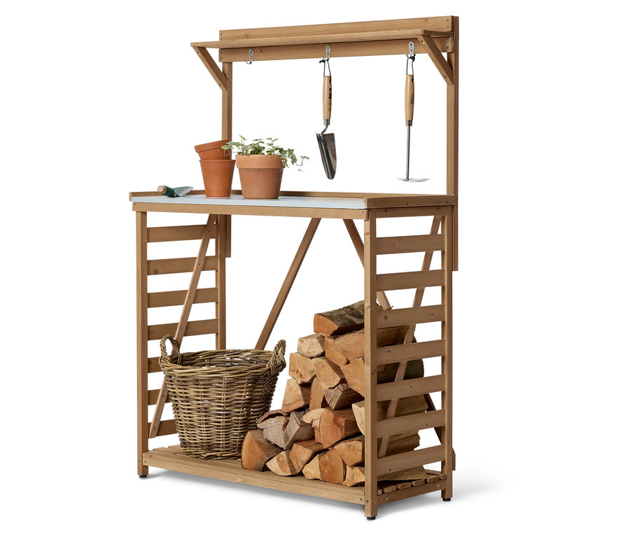 Holzregal mit Pflanzen, Töpfen, Gartengeräten, Korb und Holzscheiten.