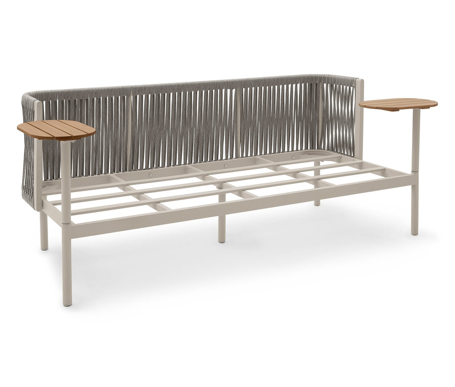Ein Gartensofa mit 2 Drehtischen ist zu sehen.
