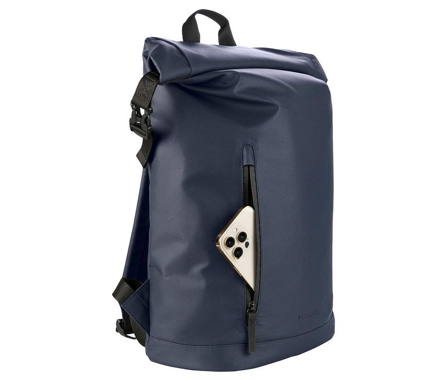 Marineblauer Rucksack mit einem Smartphone in der Seitentasche.