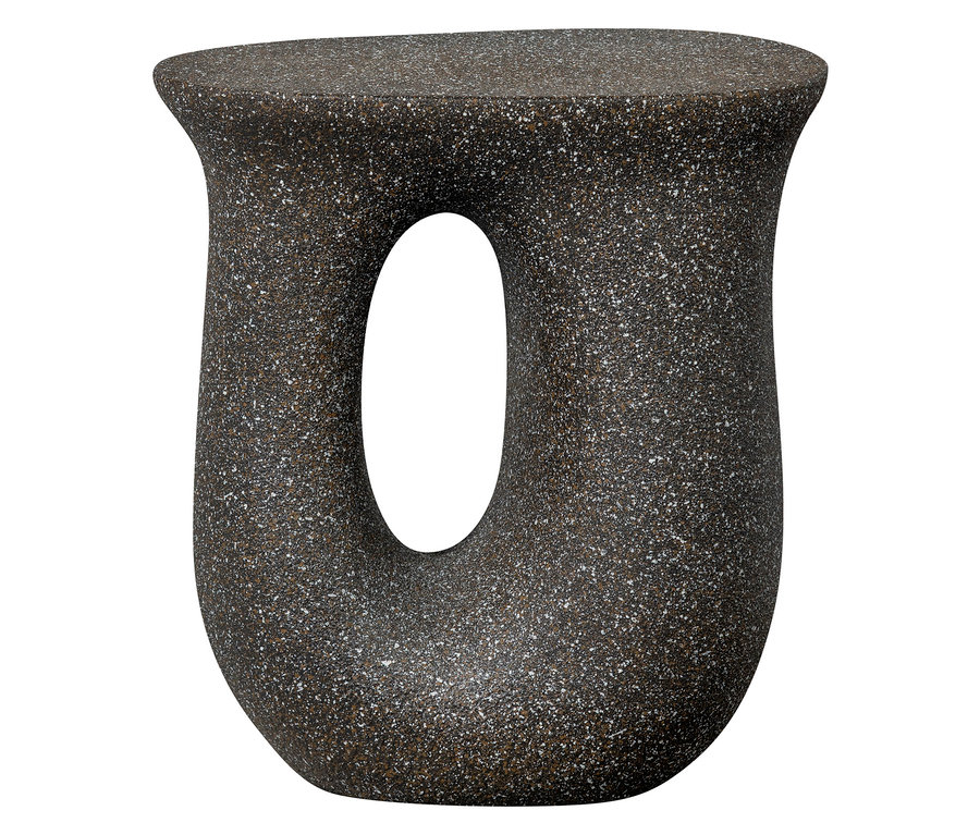 Ein brauner, gesprenkelter Beistelltisch mit einer ovalen Öffnung in der Mitte.