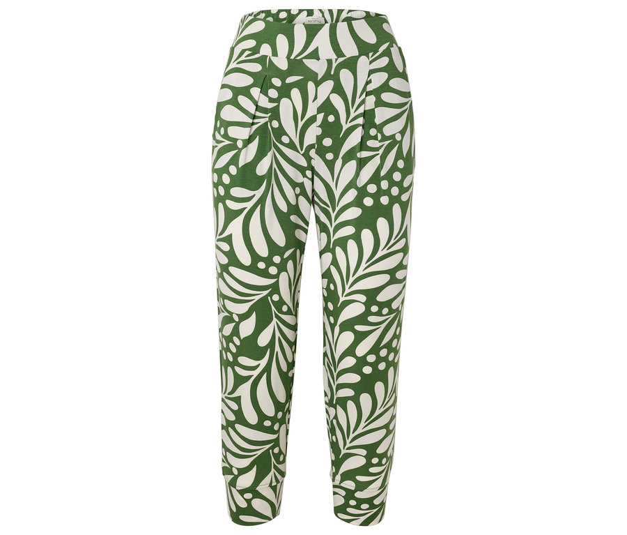 Grüne Hose mit weißem Blattmuster.