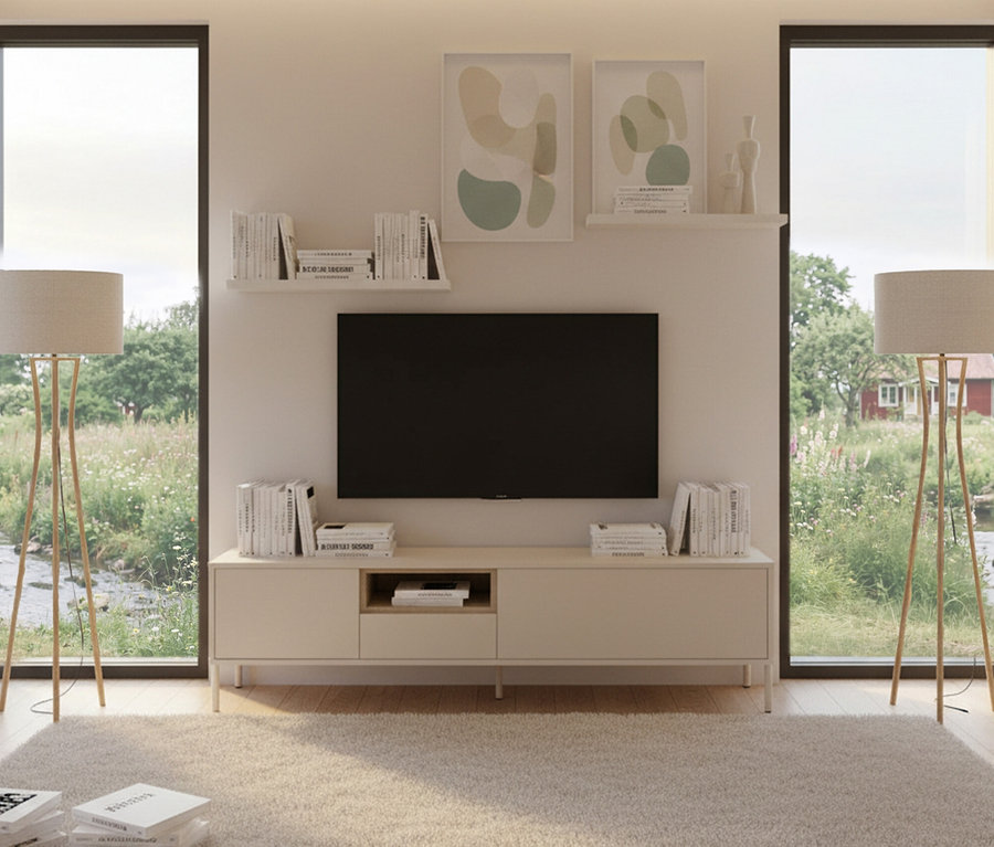 Wohnzimmer mit Lowboard "Hygge" in Kaschmirweiß unter einem Fernseher, flankiert von Stehlampen.