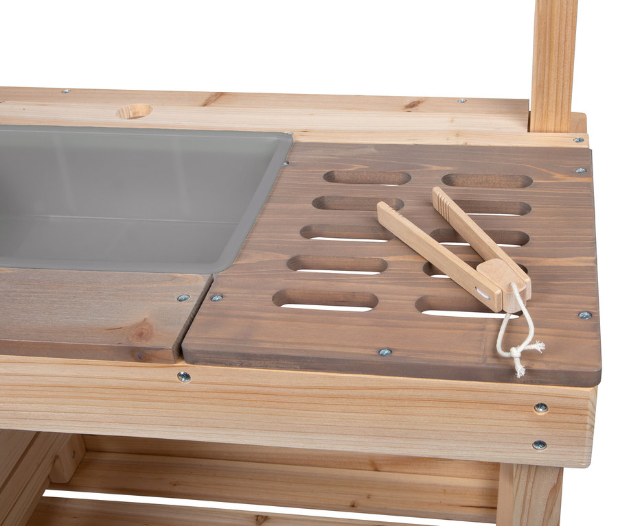 Detailansicht der small foot Matschküche und Kaufladen mit Spülbecken und Holzzange.