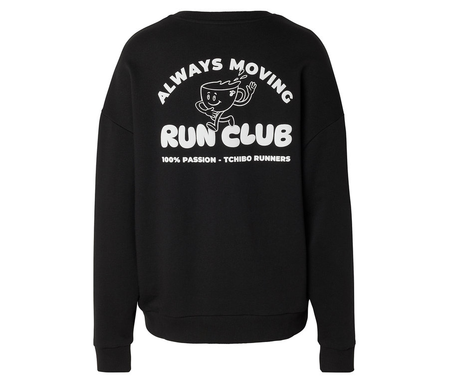 Schwarzes Sweatshirt mit weißem Grafikdruck auf dem Rücken, der eine laufende Kaffeetasse, den Text „ALWAYS MOVING RUN CLUB“ und „100% PASSION - TCHIBO RUNNERS“ zeigt.
