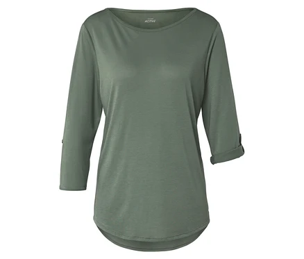 Ein olivgrünes Langarmshirt mit gerolltem Ärmel ist auf weißem Hintergrund zu sehen.