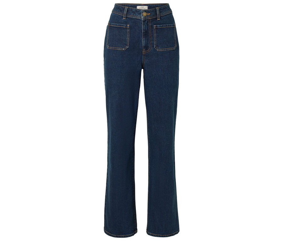 Eine blaue Jeanshose mit geradem Bein und aufgesetzten Taschen.