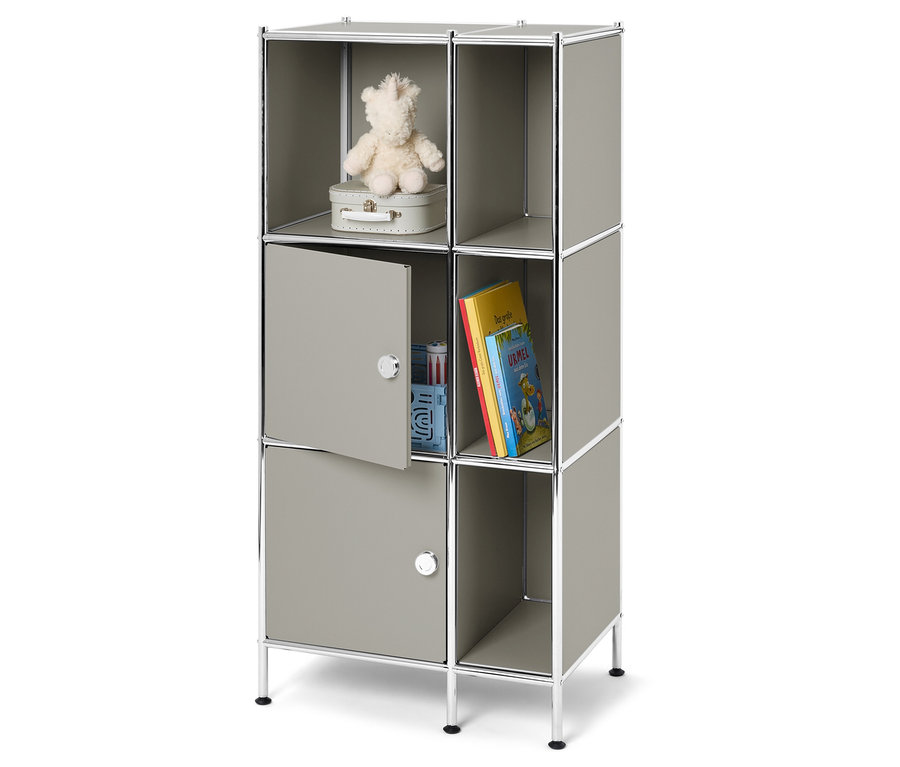 Graues modulares Regal mit Teddybär, Koffer und Büchern.
