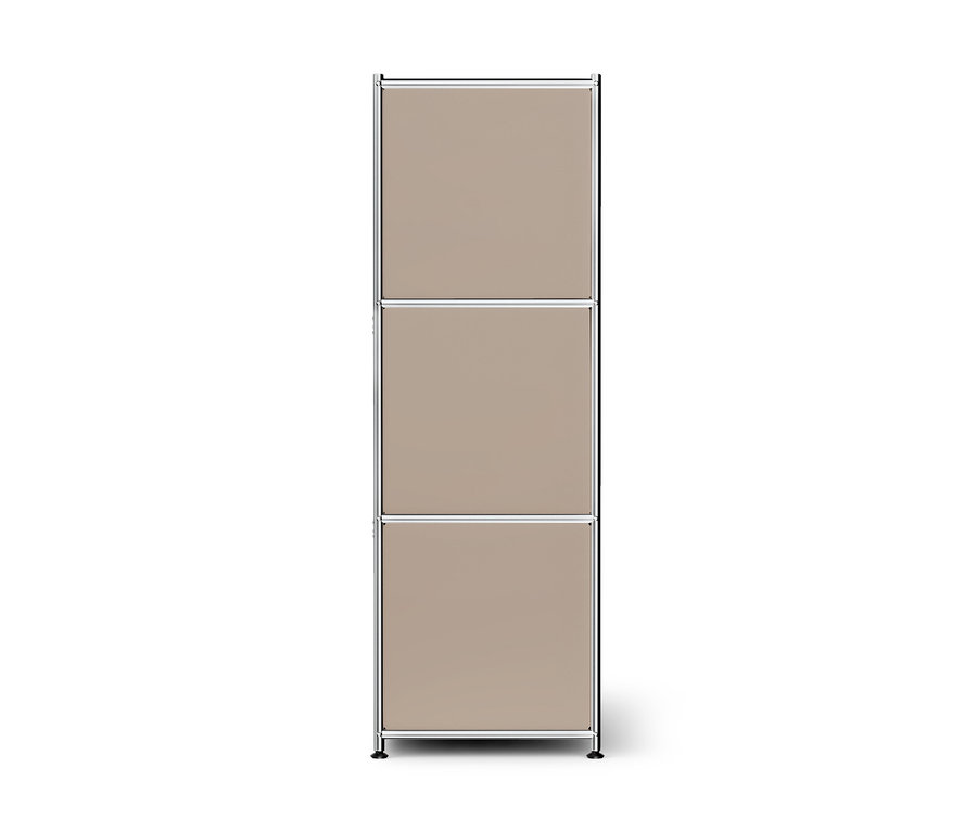 Hoher, schmaler Schrank mit drei übereinanderliegenden Fächern in hellem Beige und einem silbernen Rahmen auf weißem Hintergrund.