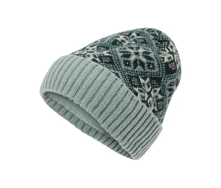 Eine gestrickte Beanie-Mütze mit hellgrünem Rippenbündchen und einer dunkelgrünen Krone mit Fair-Isle-Muster in Hellgrün, Cremeweiß und kleinen rosa Akzenten.