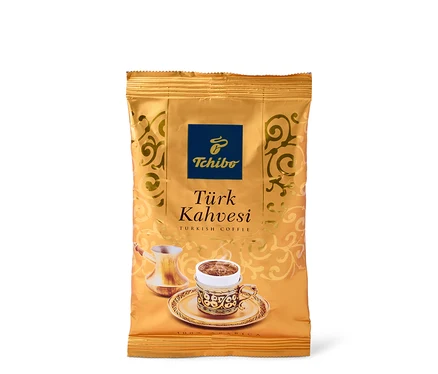 Goldene Packung Türk Kahvesi (Turkish Coffee) - 100 g Gemahlen von Tchibo mit Abbildung einer Tasse und einer Kanne.
