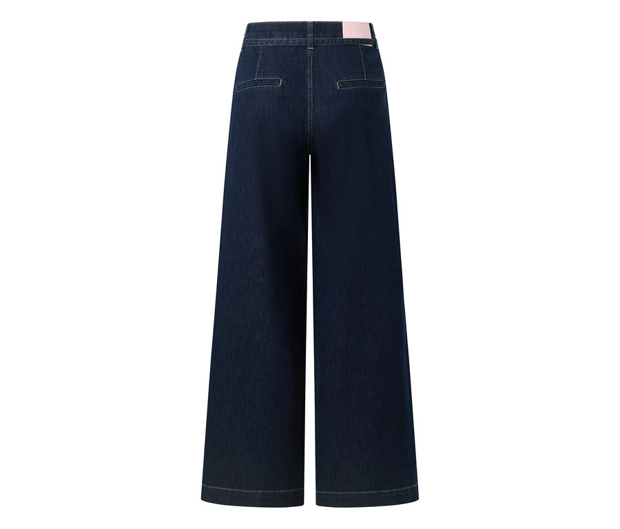 Dunkelblaue Jeans mit weitem Bein, von hinten gezeigt, mit einem rosa Etikett am Bund und aufgenähten Gesäßtaschen.