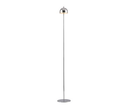 Eine schlanke, moderne Stehlampe mit einem verchromten Ständer, einem runden Fuß und einem kuppelförmigen Schirm, der ein warmes Licht abgibt.