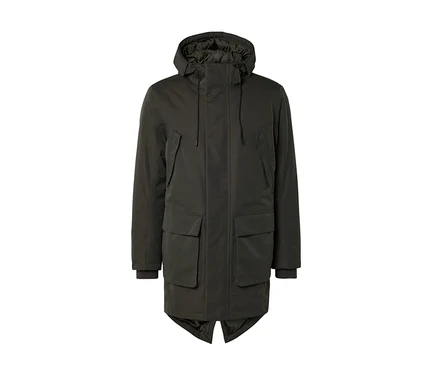 Dunkelgrüner Parka mit Kapuze, zwei Brusttaschen, zwei großen Pattentaschen unten und gerippten Ärmelbündchen, auf weißem Hintergrund.
