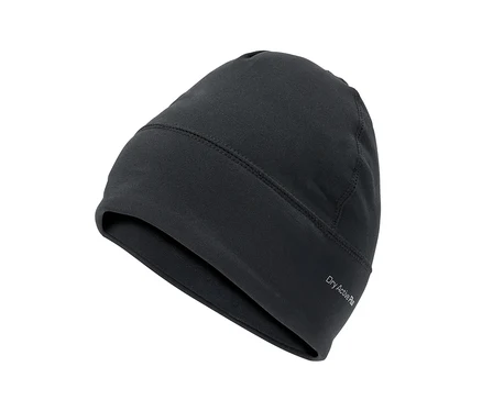 Eine schwarze Mütze aus glattem, technischem Stoff, mit sichtbaren Nähten und dem weißen Aufdruck „Dry Active Plus“ an der Seite.