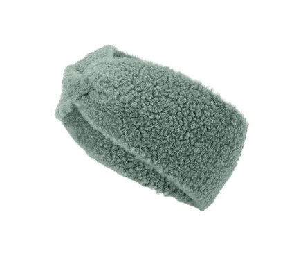 Ein hellgrünes, flauschiges Stirnband mit Knoten liegt auf einem weißen Hintergrund.