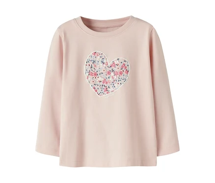 Rosa Langarmshirt mit herzförmigem Blumenmuster auf der Brust, weiß umrandet, mit „sweet kids“-Text.