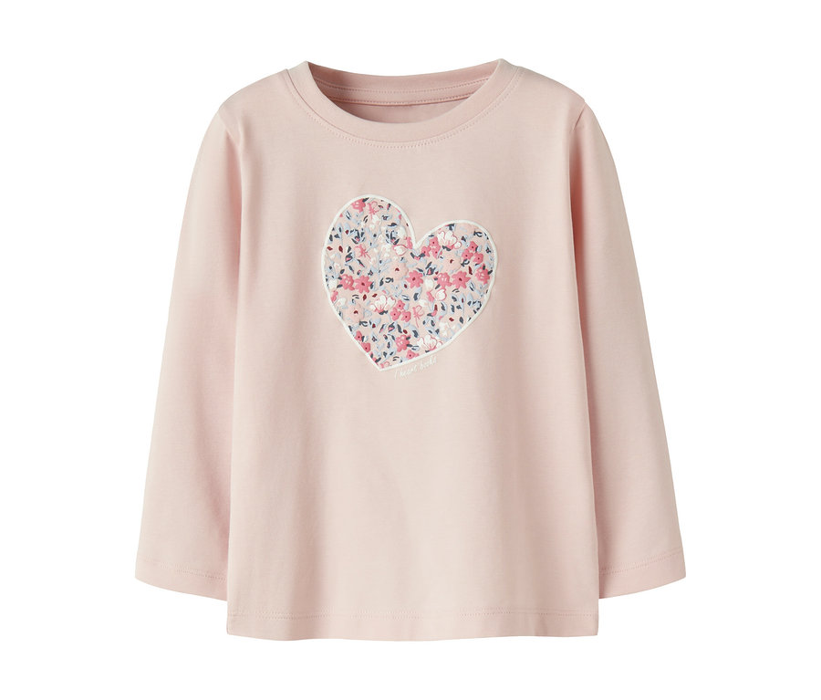 Rosa Langarmshirt mit herzförmigem Blumenmuster auf der Brust, weiß umrandet, mit „sweet kids“-Text.