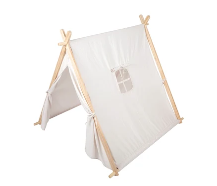 Helles small foot Spielzelt mit Holzrahmen. Der Eingang ist offen gebunden und an der Seite befindet sich ein kleines, offenes Fenster.