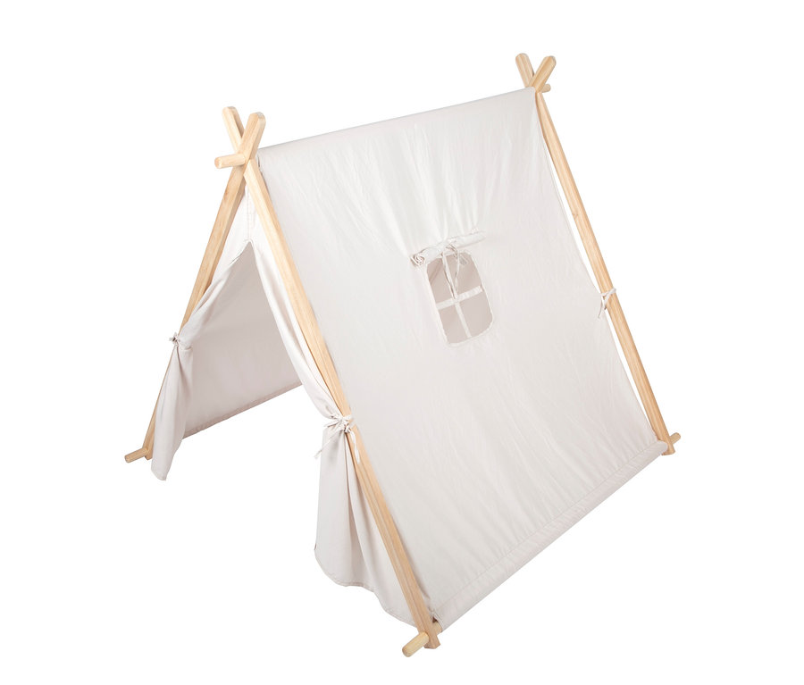Helles small foot Spielzelt mit Holzrahmen. Der Eingang ist offen gebunden und an der Seite befindet sich ein kleines, offenes Fenster.