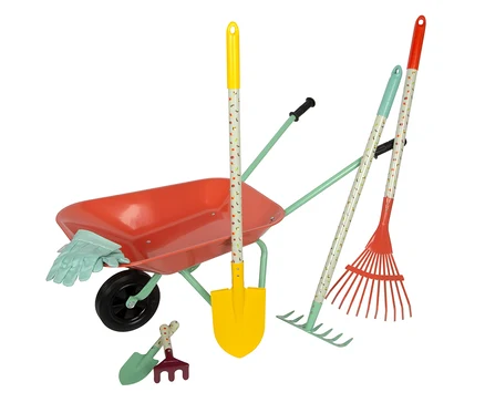 Rote small foot Schubkarre mit hellgrünen Griffen und hellblauen Handschuhen. Dazu gelbe Schaufel, hellgrüner und roter Rechen, kleine Schaufel und Harke, alle mit gemusterten Stielen.