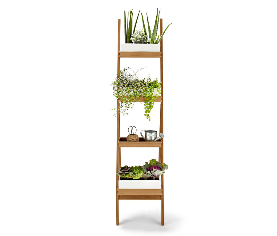 Eine Pflanzleiter mit vier Ebenen, auf denen sich Blumen, Pflanzen und Gartengeräte befinden.