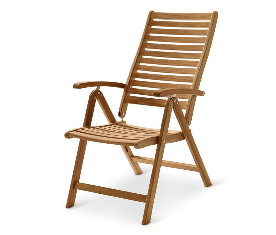 Ein Hochlehner-Teakstuhl, 6-fach verstellbar.