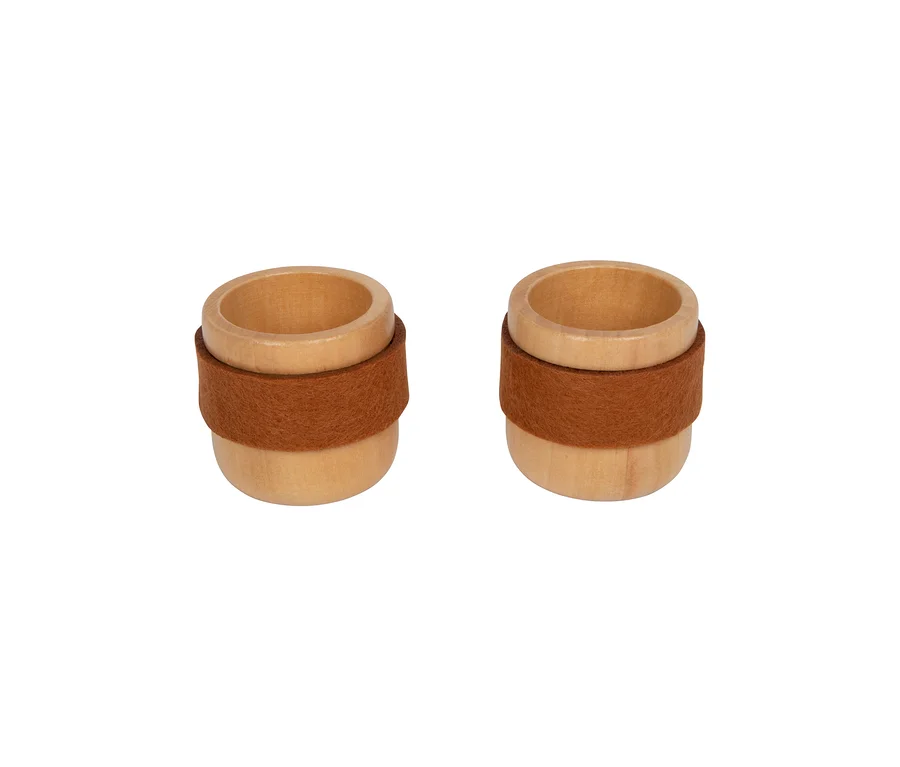 Zwei helle Holz-Spielzeugtassen mit braunem Filzband, passend zur small foot Kinderküche.