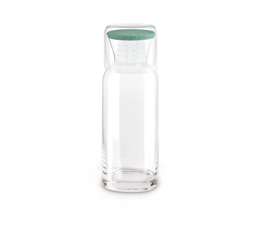 Glas-Portionierdose mit Messbecher auf dem Deckel.