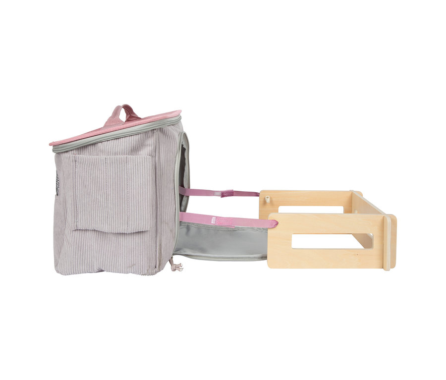 Eine graue Cordtasche des small foot Spielsets Esel mit Stall mit rosa Akzenten, geöffnet, um eine helle Holzstallstruktur zu zeigen, die mit rosa Riemen befestigt ist.