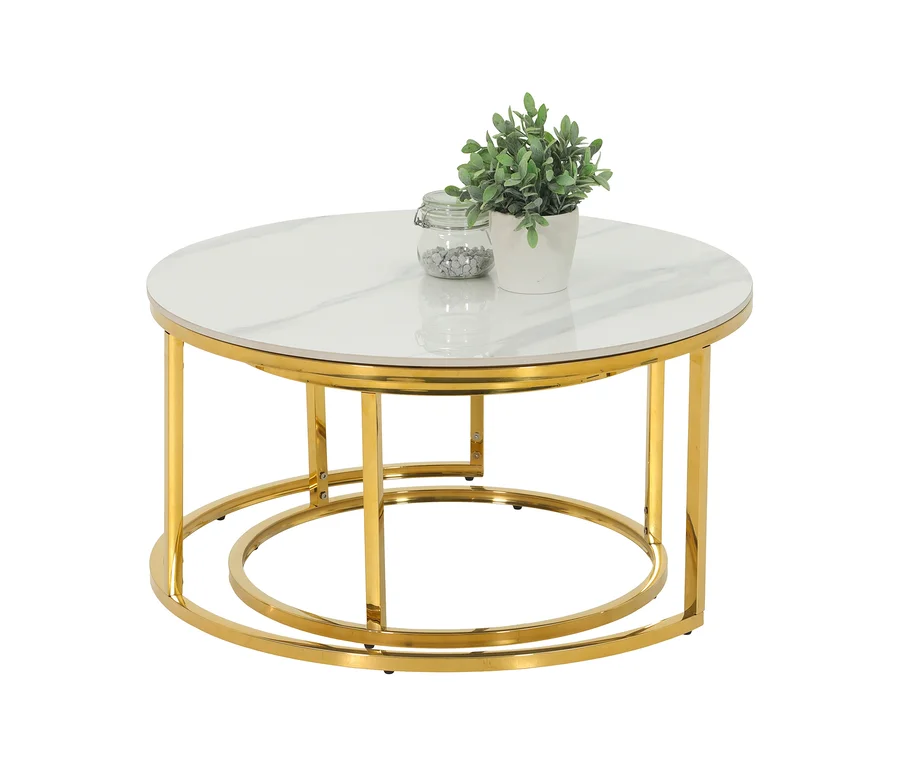 Zwei ineinander geschobene Hela Couchtische Joel mit runden, weißen Marmorplatten und goldenen Metallgestellen. Darauf stehen eine Pflanze und ein Glasgefäß.