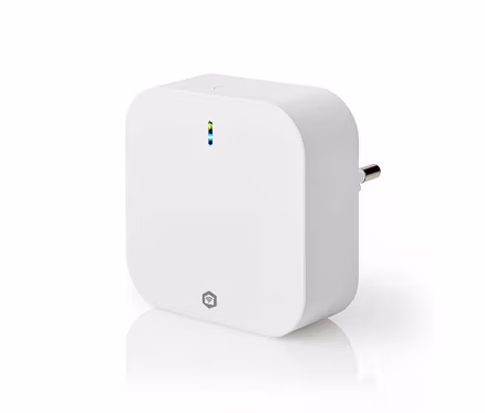 Weißer Smart Plug mit abgerundeten Ecken, einer blau-grünen Anzeigeleuchte oben und einem WLAN-Symbol vorne, mit europäischen Steckerstiften rechts.