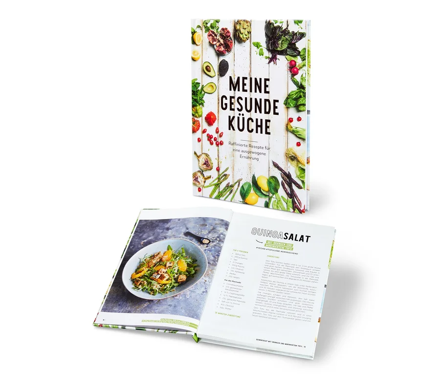 Zwei Kochbücher "Meine gesunde Küche", eines geschlossen und eines aufgeschlagen bei einem Quinoasalat-Rezept.