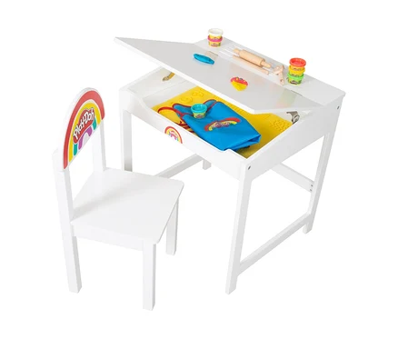 Weißer Kinderschreibtisch mit Stuhl. Auf dem Schreibtisch liegen Play-Doh, Werkzeuge und eine blaue Tasche.